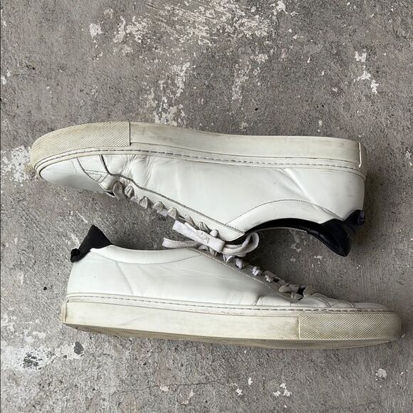 Givenchy low top leather sneakers - Picture 1 of 9